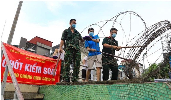 Lực lượng chức năng dựng hàng rào dây thép gai dọc đường Hồng Hà, phường Chương Dương. Ảnh: P.Đ