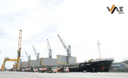 Thép cuộn chuẩn bị bốc dỡ lên tàu xuất sang Nhật Bản tại Cảng Quốc tế Nghi Sơn