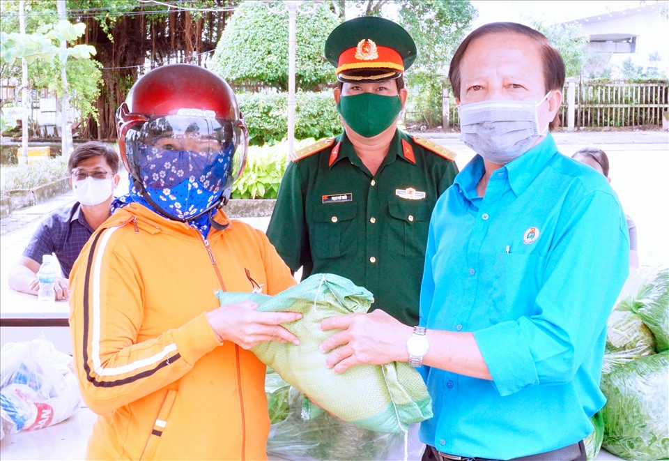 Chủ tịch LĐLĐ tỉnh Bạc Liêu Nguyễn Văn Khanh trao quà cho người lao động tại “gian hàng 0 đồng” Thị xã Giá Rai, tỉnh Bạc Liêu.