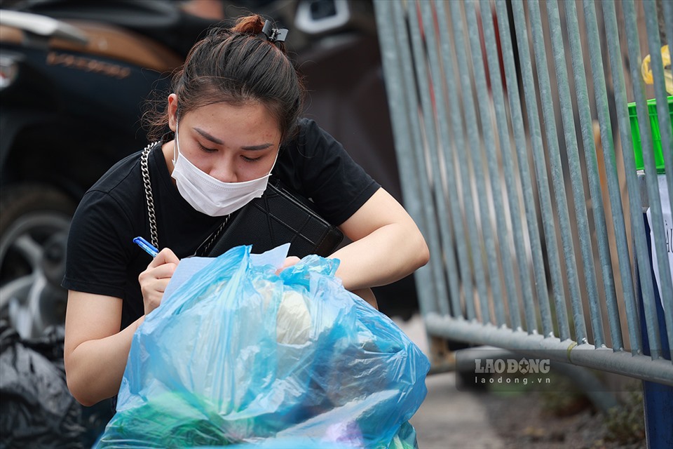 Chị Nguyễn Vân Dung nhà ở phố Nhật Chiêu ghi thông tin cơ bản như số điện thoại và địa chỉ 533 Bạch Đằng dán vội trên túi rau củ quả tiếp tế cho một người bạn tại cửa khẩu Cầu Đất - phường Chương Dương.