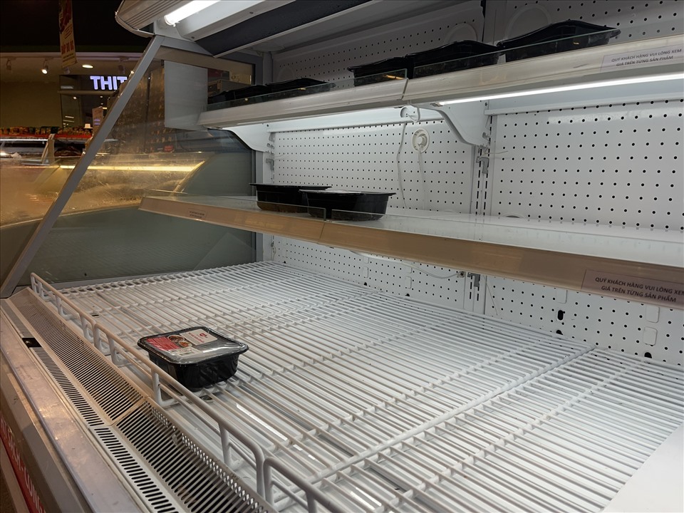Lượng mua sắm tại siêu thị này cũng không quá đông.
