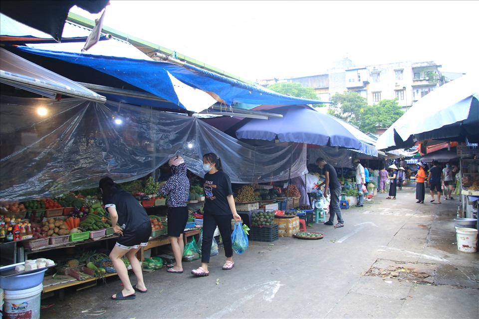 Ghi nhận của phóng viên, tại chợ Nghĩa Tân (Cầu Giấy, Hà Nội), sáng nay, lượng người đến mua thực phẩm khá đông đúc.