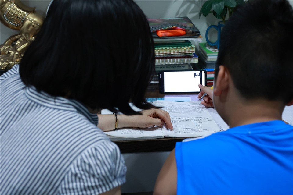 Nhiều trường học tại Hà Nội đang gấp rút chuẩn bị cho học sinh ôn tập, làm bài kiểm tra học kỳ theo hình thức trực tuyến. Ảnh: Hải Nguyễn