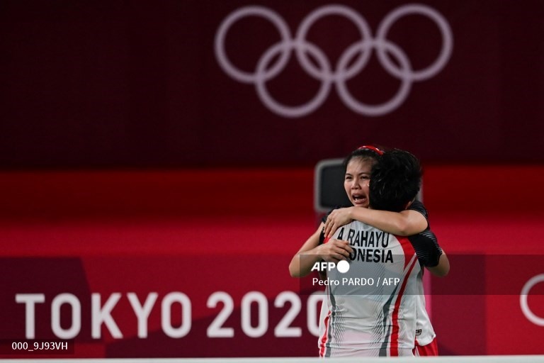 Polli đã bật khóc sau khi cùng người đồng đội trẻ giành Huy chương vàng quý giá cho Indonesia. Ảnh: AFP.