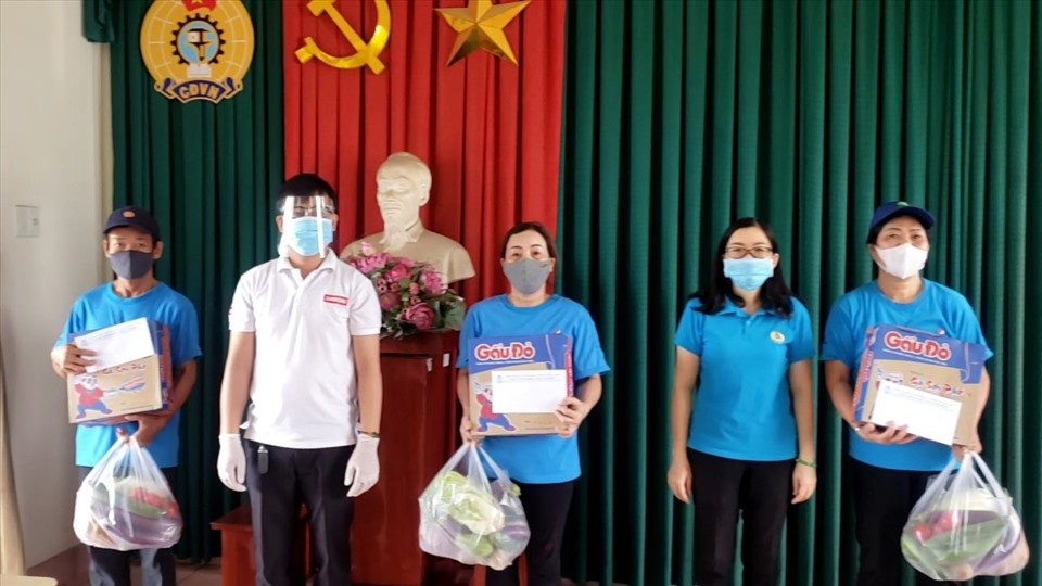 Báo Lao Động phối hợp cùng Liên đoàn Lao động tỉnh Đồng Nai trao quà cho NLĐ. Ảnh: Hà Anh Chiến