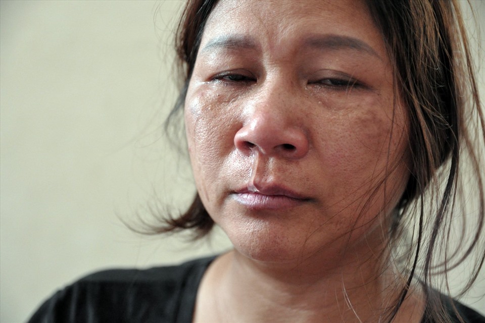 Chị Hảo mệt mỏi và kiệt quệ vì chồng đang cấp cứu trên bệnh viện.