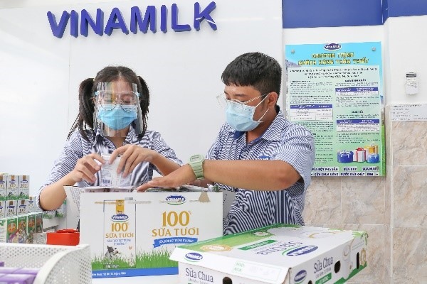 Hệ thống cửa hàng Giấc Mơ Sữa Việt của Vinamilk tăng cường hình thức bán hàng trực tuyến, giao hàng tại nhà để đáp ứng nhu cầu của người dân.