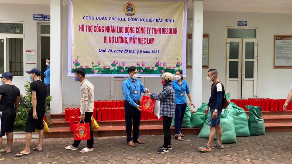 Cán bộ công đoàn tỉnh Bắc Ninh trao thực phẩm tới đoàn viên khó khăn do COVID-19. Ảnh: CĐBN