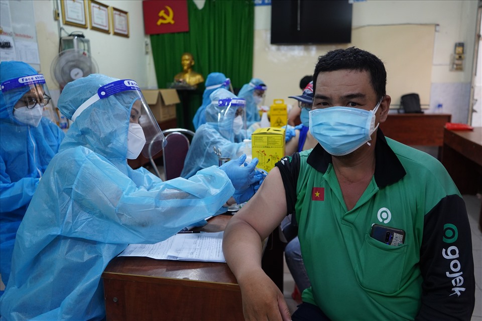 Có khoảng 150 shipper, tài xế xe công nghệ đã đến tiêm vaccine tại điểm tiêm Trường tiểu học Phạm Văn Hai trong ngày 2.8. Có khoảng 150 shipper, tài xế xe công nghệ đã đến tiêm vaccine tại điểm tiêm Trường tiểu học Phạm Văn Hai trong ngày 2.8.
