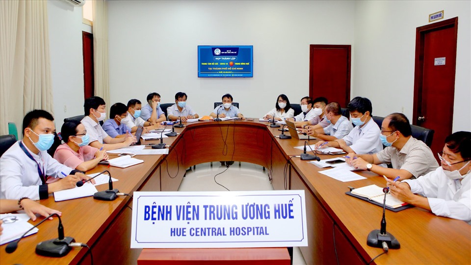 Bệnh viện Trung ương Huế họp thành lập Trung tâm hồi sức COVID-19. Ảnh: BV.