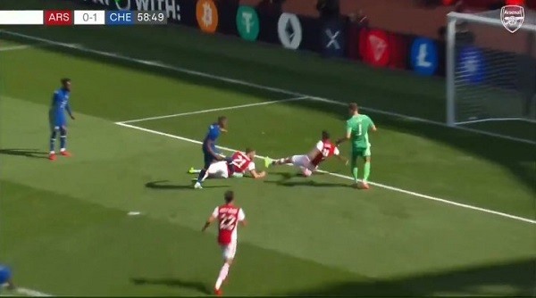 Tình huống Ben White lăn xả để cứu 1 bàn thua cho Arsenal. Ảnh cắt từ clip