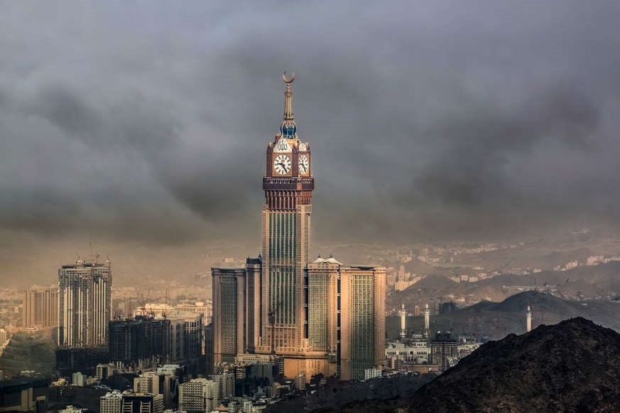 Hoàn thành vào năm 2012, khách sạn là nơi dừng chân xa hoa cho những người hành hương Hồi giáo ghé thăm thánh địa. Ảnh: AFP