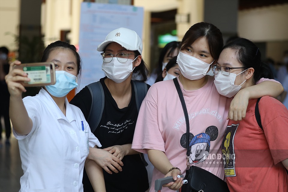 Một kiểu ảnh seophie giữa những y bác sĩ trẻ của Bệnh viện Bạch Mai trước giờ lên đường.