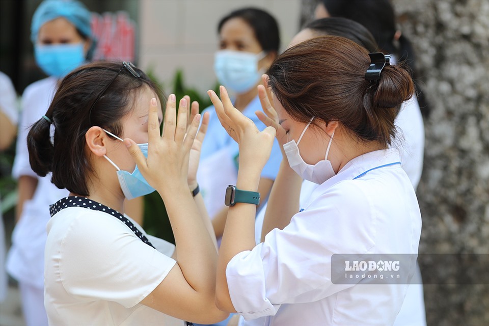 Dịch COVID-19 đang diễn biến hết sức khó lường trên cả nước, đặc biệt là TP.Hồ Chí Minh khi vẫn có hàng nghìn ca nhiễm mới mỗi ngày; việc các y bác sĩ trên khắp cả nước tình nguyện lên đường vào tâm dịch cùng chiến đấu sẽ góp phần giảm tải cho các đồng nghiệp tại phía miền Nam.