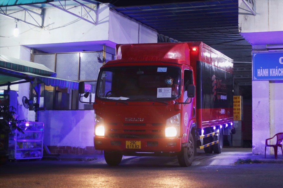 Các trang thiết bị được vận chuyển để lắp đặt cho Bệnh viện dã chiến số 16 ngay trong đêm. Được biết, toàn bộ chi phí vận chuyển từ Hà Nội vào TPHCM đã được Chi nhánh Vận tải đường sắt Sài Gòn hỗ trợ miễn phí.