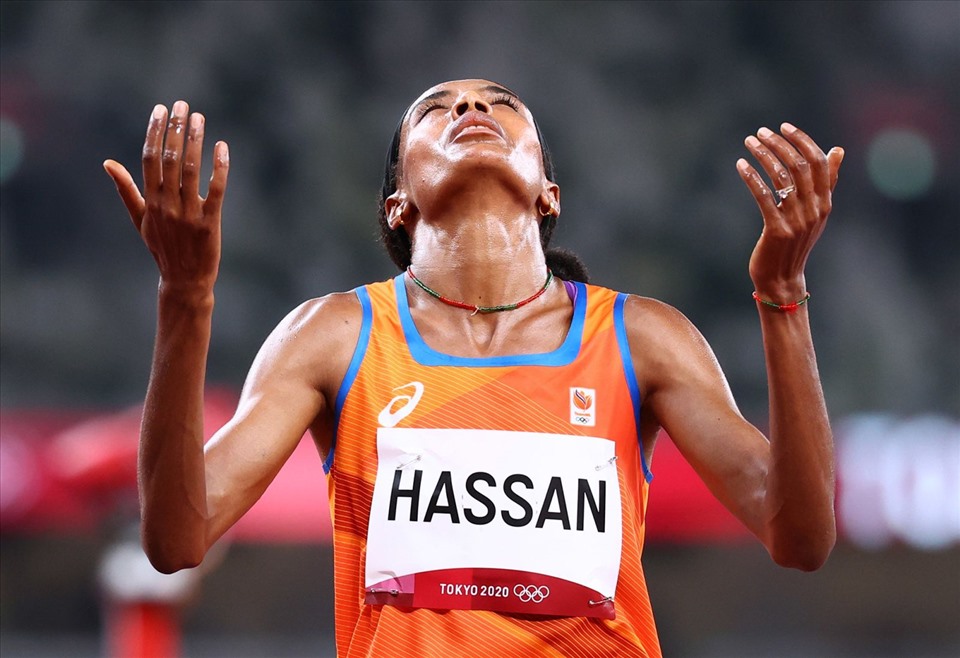 Á quân người Hà Lan Sifan Hassan ăn mừng sau khi giành chiến thắng giải chạy ở cự ly 1.500 mét vào ngày 2 tháng 8.Dù bị té ngã ở đường đua do vấp phải người khác nhưng cô vẫn gượng dậy và chạy về đích. Ảnh: CNN