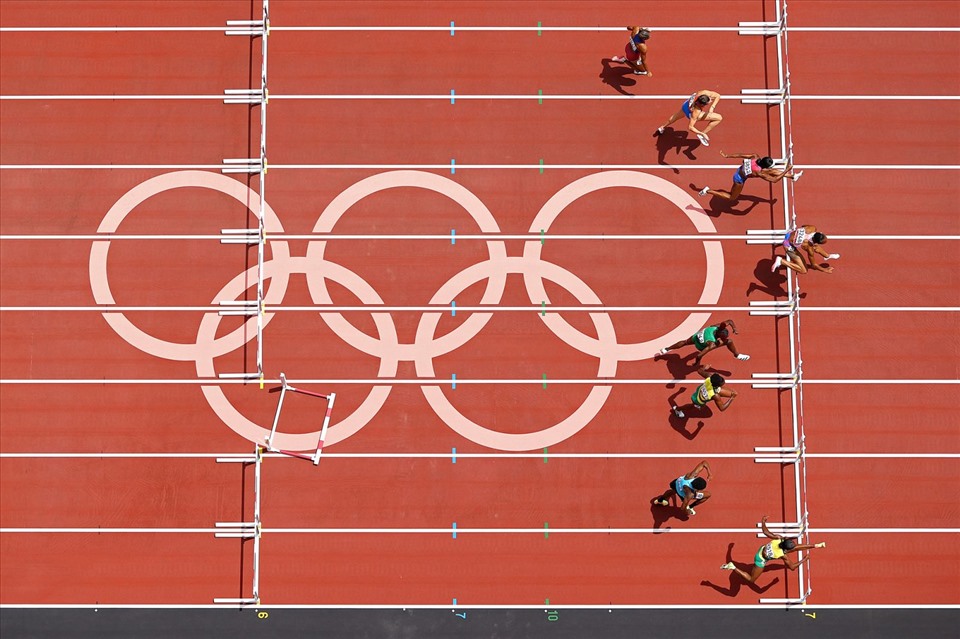 Jasmine Camacho-Quinn của Puerto Rico dẫn đầu giải chạy điền kinh và giành huy chương Vàng trong nội dung 100m vượt rào vào ngày 2 tháng 8. Ảnh: CNN