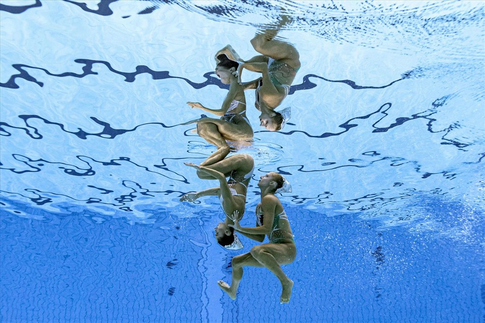Vận động viên Hy Lạp, Evangelia Papazoglou và Evangelia Platanioti, thi đấu môn bơi nghệ thuật vào ngày 2 tháng 8. Ảnh: CNN