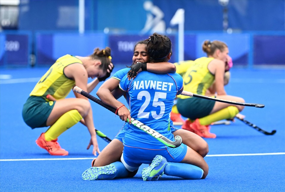 Vận động viên Ấn Độ, Neha Goyal ôm Navneet Kaur sau chiến thắng 1-0 trước Australia trong trận tứ kết khúc côn cầu trên sân vào ngày 2 tháng 8. Ảnh: CNN