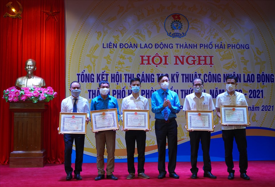 Ông Tống Văn Băng - Chủ tịch Liên đoàn Lao động TP.Hải Phòng trao giải Nhì tặng các tác giả. Ảnh Mai Dung