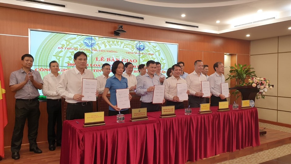Lễ bàn giao 200 loa truyền thanh thông minh của MobiFone cho tỉnh Tây Ninh.