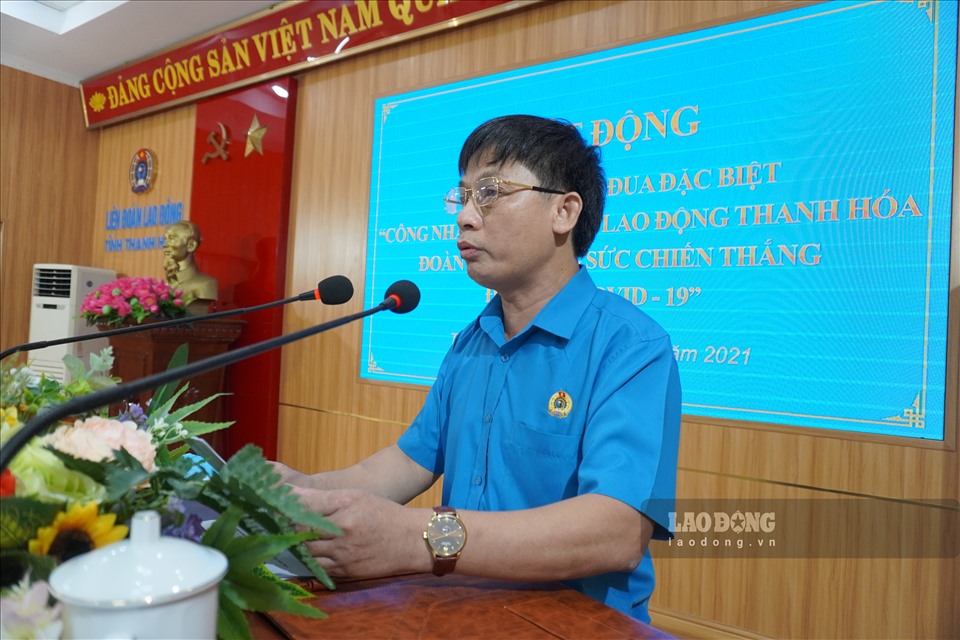 Ông Hà Xuân Thành - Phó Chủ tịch LĐLĐ tỉnh Thanh Hóa thông qua kế hoạch về phong trào thi đua chống dịch COVID-19.