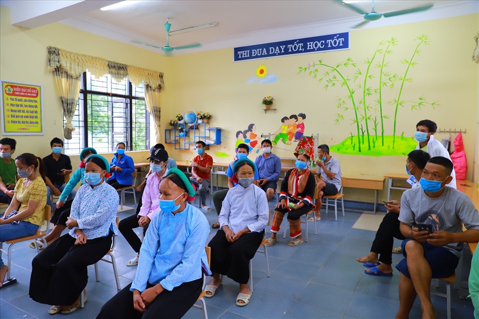 Người dân huyện biên giới Bình Liêu, tỉnh Quảng Ninh chờ tiêm vaccine phòng COVID-19. Ảnh: CTV