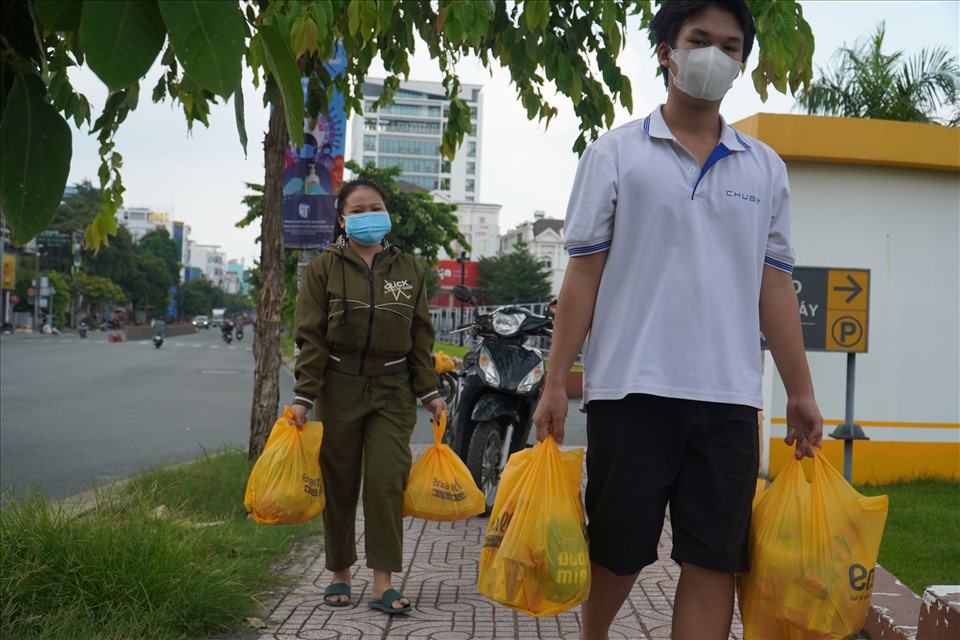 Chị Nguyễn Thị Quý Nga (quận Gò Vấp) cho biết: “Khi nghe thông tin thành phố sẽ siết chặt các quy định phòng chống dịch, tôi đã tranh thủ đi siêu thị để mua một số đồ khô và rau củ cho gia đình. Siêu thị hôm nay cũng đông hơn so với mọi ngày, nhiều người dân đã xếp hàng gần 1 tiếng đồng hồ để vào siêu thị do nơi đây giới hạn số lượng người mua sắm trong một thời điểm“.