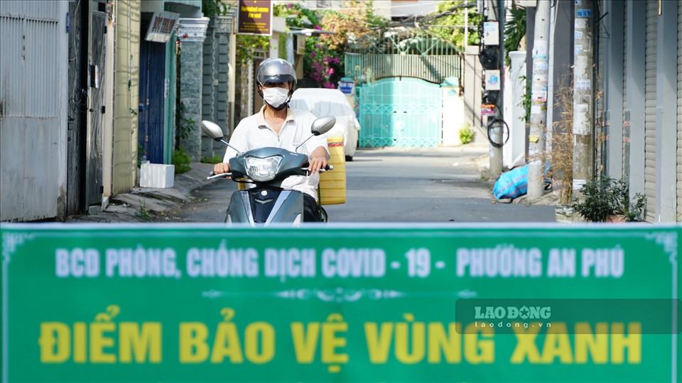 Đơn cử như phường An Phú, Ninh Kiều, UBND phường thống kê có 13 chốt kiểm tra (chốt bảo vệ vùng xanh có người chốt chặn kiểm tra).