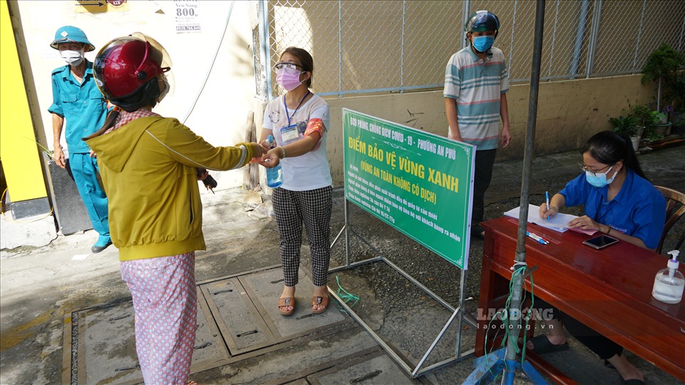 Ông Nguyễn Trọng Nghĩa, Phó Chủ tịch UBND phường An Phú cho biết, ngay sau khi sàng lọc cộng đồng, bóc tách các F0, phường An Phú đã lên danh sách và thiết lập các chốt bảo vệ vùng xanh. “Lực lượng chính của các chốt kiểm tra này chủ yếu là chính người dân trong khu phố, mọi người đều xung phong tự nguyện tham gia trực chốt“.