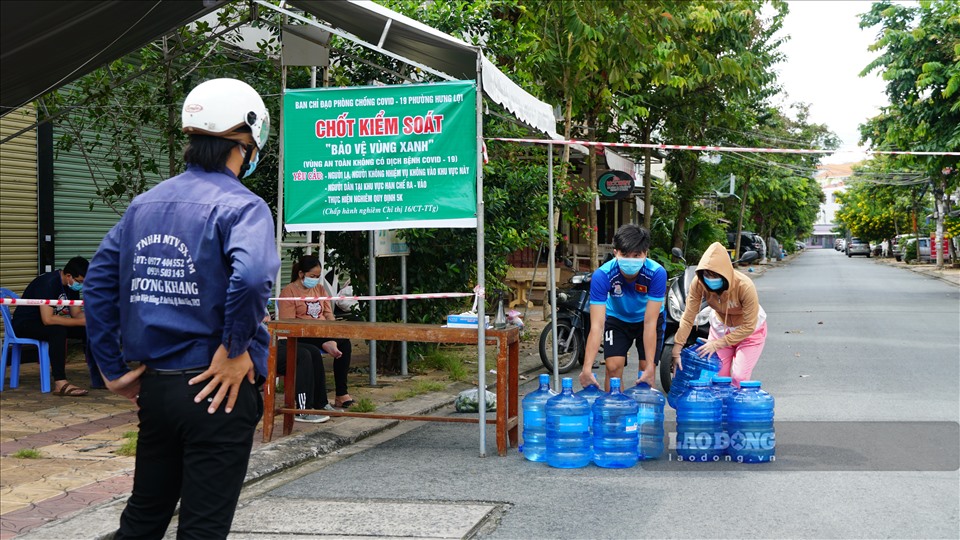 Ở vùng xanh, người lạ, khách không được vào, người dân bên trong chỉ được ra ngoài khi cần thiết hoặc có giấy đi đường. Hàng hóa đều giao nhận, phun khử khuẩn tại bàn sắt.