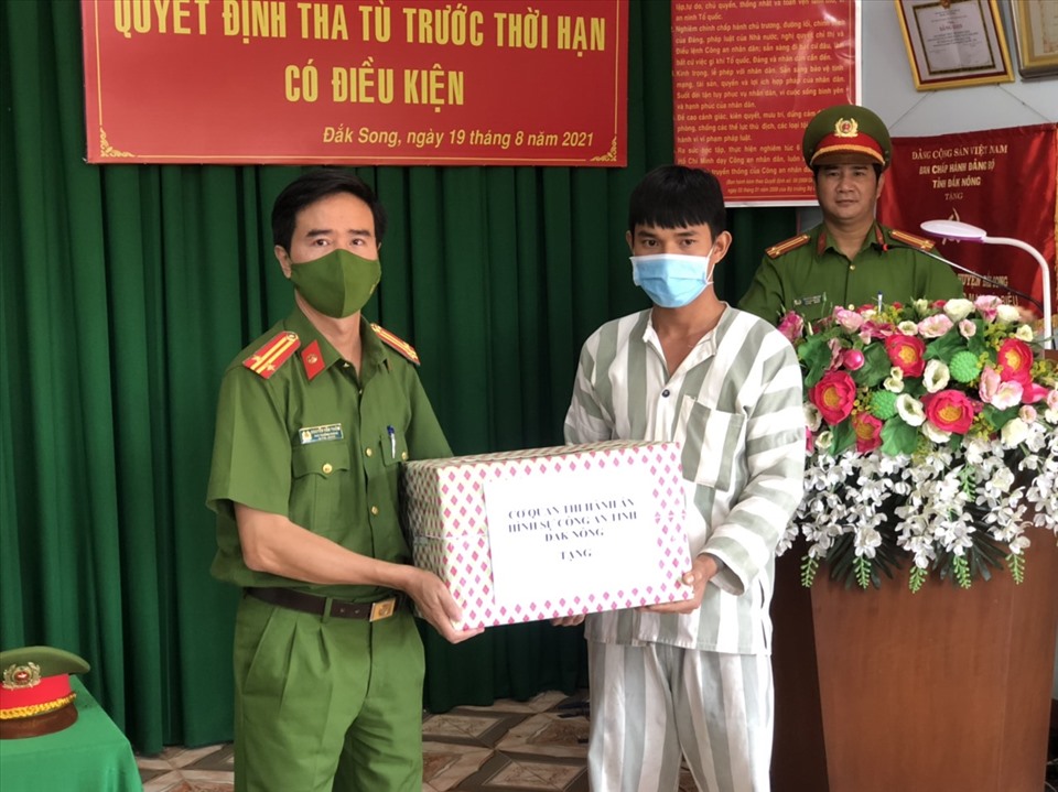 Lãnh đạo Công an tỉnh Đắk Nông tặng quà, động viên phạm nhân được tha tù trước thời hạn. Ảnh:MQ