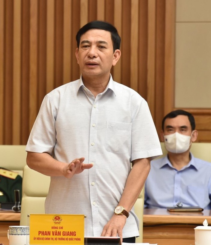 Bộ trưởng Bộ Quốc phòng Phan Văn Giang phát biểu tại cuộc họp. Ảnh Nhật Bắc