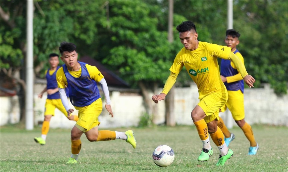 Câu lạc bộ Sông Lam Nghệ An không giảm lương khi V.League tạm hoãn. Ảnh: SLNA