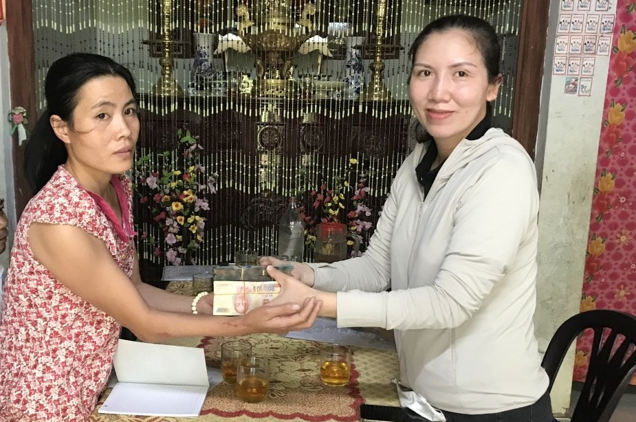 Bà Trần Thị Dung nhận tiền bồi thường từ phía Công ty TNHH MTV Tiến Phong Cam Lộ. Ảnh: LM.