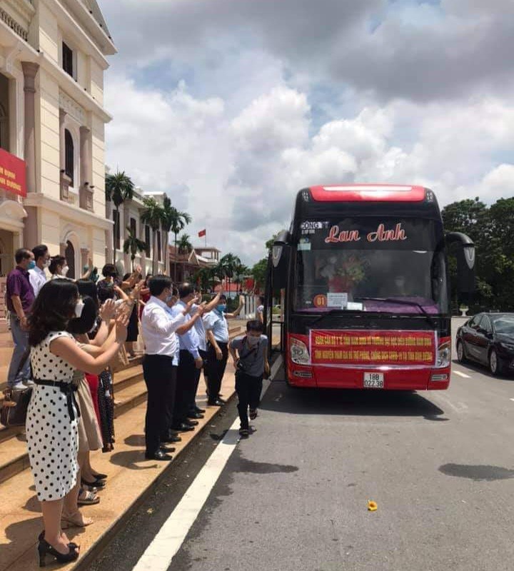 Lãnh đạo tỉnh Nam Định, người thân của các tình nguyện viên tiễn đoàn lên đường làm nhiệm vụ thành công, an toàn. Ảnh: P.V.S