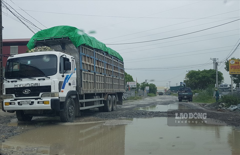 Theo người dân ở đây cho biết, tuyến đường này đã xuống cấp từ nhiều năm nay. Mỗi ngày có hàng trăm lượt xe tải các loại lưu thông trên tuyến đường này. Ảnh: NT