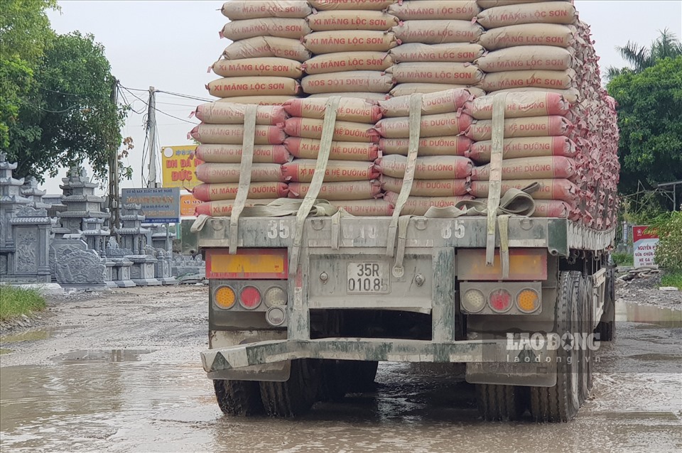 Tình trạng xe tải chở vật liệu ra vào Nhà máy xi măng và các mỏ đá là nguyên nhân chính dẫn đến tuyến đường này bị xuống cấp. Ảnh: NT