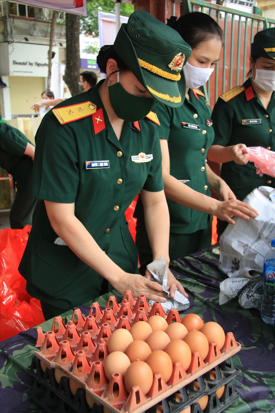 Từng bó rau, quả trứng được bọc cẩn thận trước khi gửi tặng người dân.