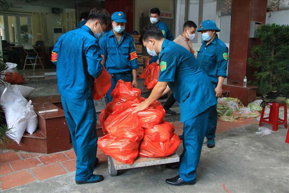 Lực lượng chức năng quận Ba Đình liên tục bổ sung lương thực, thực phẩm vào “Gian hàng 0 đồng“. Bà Nguyễn Quế Anh - Bí thư Đảng ủy phường Ngọc Hà, quận Ba Đình cho biết: “Trong những ngày giãn cách vừa qua, phường chúng tôi cũng luôn quan tâm, hỗ trợ suất ăn đối với những hộ gia đình có hoàn cảnh khó khăn, những người lao động nghèo ở trọ trên địa bàn phường. Đến hôm nay, Cục Chính trị Bộ Tư lệnh Thủ đô Hà Nội phối hợp với Ủy ban Mặt trận Tổ quốc Việt Nam quận Ba Đình tặng những phần quà để kịp thời quan tâm, động viên họ để họ an tâm trong những ngày giãn cách xã hội”.