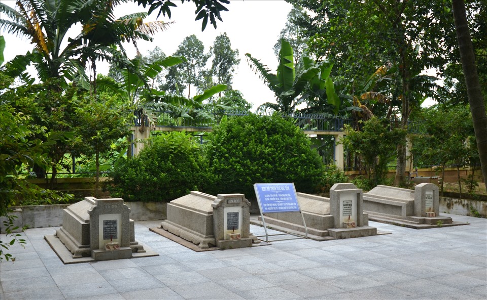 Phía sau ngôi nhà khoảng 50m là khu mộ chí. Đây là nơi an nghỉ của song thân Bác Tôn và vợ chồng ông Tôn Đức Nhung, em trai thứ tư của Bác Tôn.