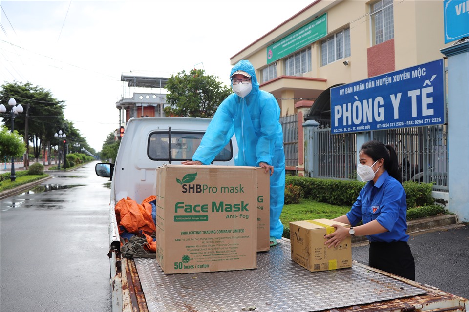 Vật tư y tế được đưa lên xe của chị Nguyễn Thị Tuyết để chuyển đến các khu vực phong tỏa, khu vực cách ly trên địa bàn huyện.