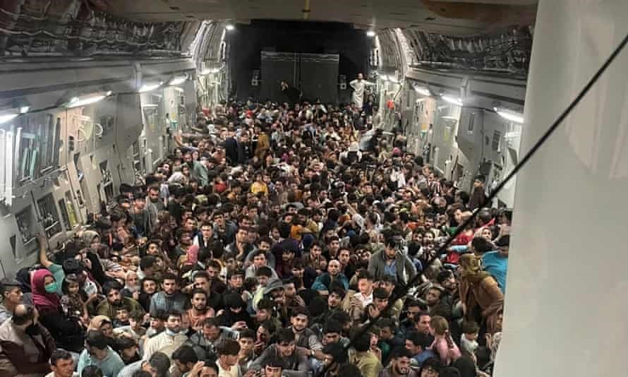 Hàng trăm người Afghanistan bên trong chiếc C-17 Globemaster III của quân đội Mỹ bay từ Afghanistan đến Qatar ngày 15.8 sau khi Kabul thất thủ trước Taliban. Ảnh: Defense One