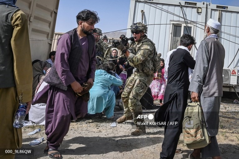 Một binh sĩ Mỹ tại sân bay Kabul ngày 16.8 trong bối cảnh hàng nghìn người tìm cách thoát sơ tán khỏi thành phố. Ảnh: AFP
