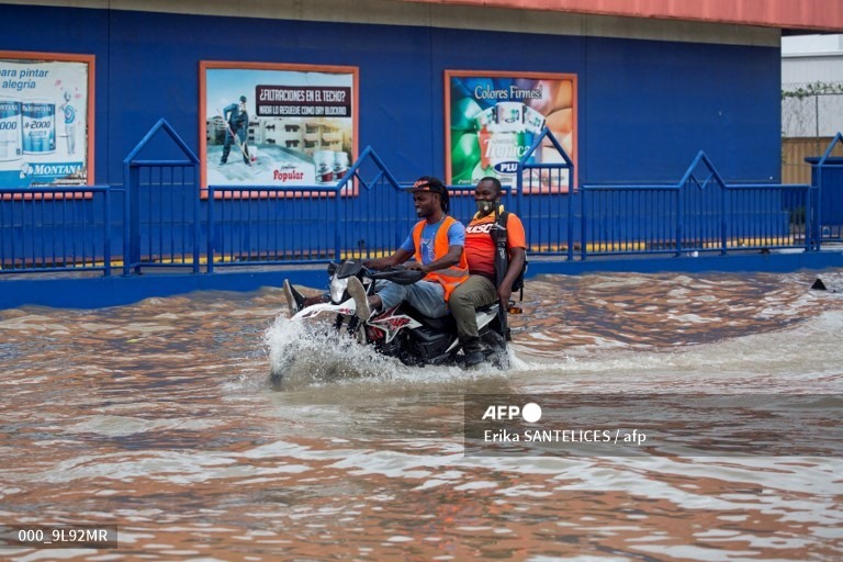 Con phố ngập nước ở Santo Domingo, Cộng hoà Dominica khi bão Grace đi qua. Ảnh: AFP/DPA