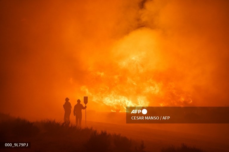 Lực lượng cứu hỏa chữa cháy rừng tại khu vực giữa Navalacruz và Riofrio gần Avila, miền trung Tây Ban Nha, vào ngày 16.8. Ảnh: AFP