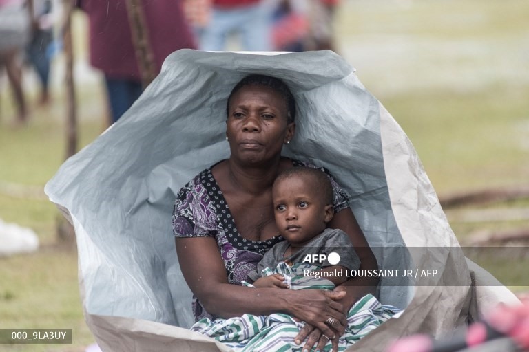 Người dân tập trung ở bên ngoài sau trận động đất và trước nguy cơ bão Grace đổ bộ Haiti ngày 17.8. Ảnh: AFP