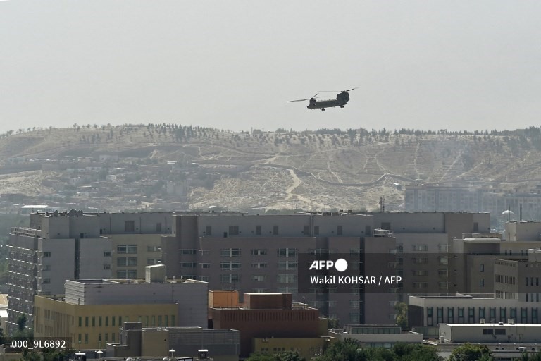 Trực thăng quân sự Chinook của Mỹ bay phía trên đại sứ quán Mỹ ở Kabul vào ngày 15.8. Hàng trăm nhân viên của đại sứ quán Mỹ ở Kabul đã được sơ tán khỏi Afghanistan khi Taliban tiến vào thủ đô Kabul. Ảnh: AFP