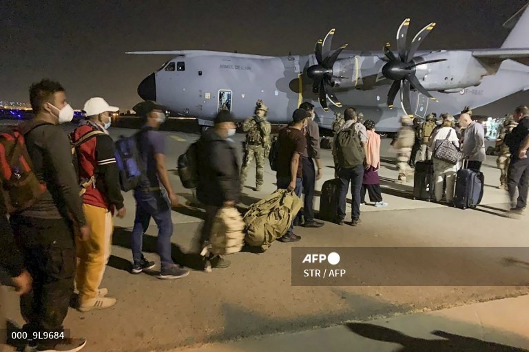 Mọi người xếp hàng để lên máy bay vận tải quân sự của Pháp tại sân bay Kabul ngày 17.8 để sơ tán khỏi Afghanistan sau khi Taliban tiếp quản. Ảnh: AFP