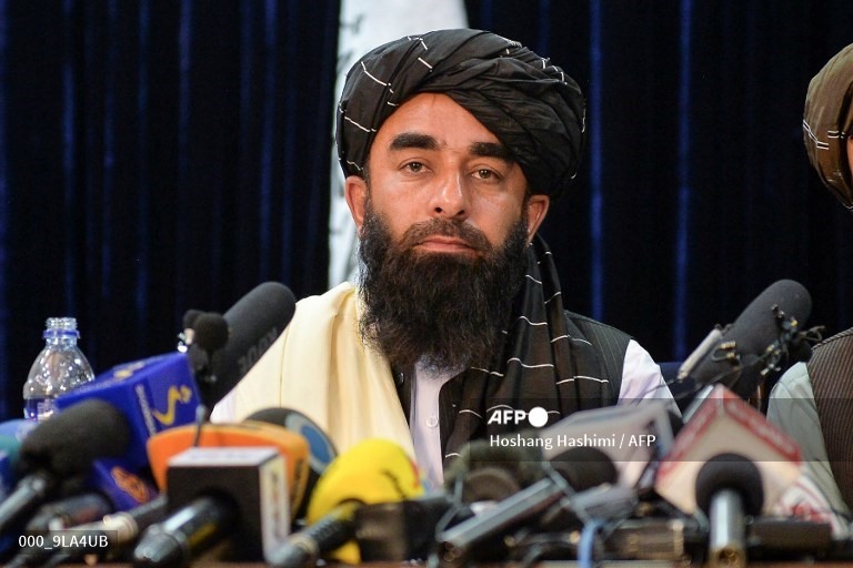 Người phát ngôn Taliban Zabihullah Mujahid trong cuộc họp báo đầu tiên ở Kabul ngày 17.8.2021 sau khi Taliban tiếp quản Afghanistan. Ảnh: AFP